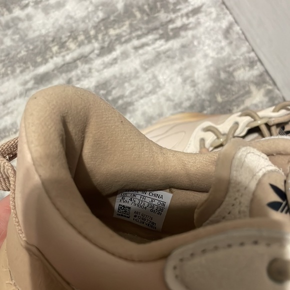 adidas || Beige Originals Ozweego - Picture 6 of 6